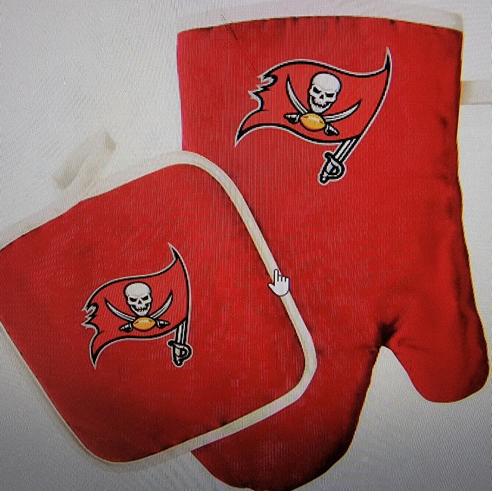 New NFL Tampa Bay Buccaneers mitt and potholder set one size fits most
